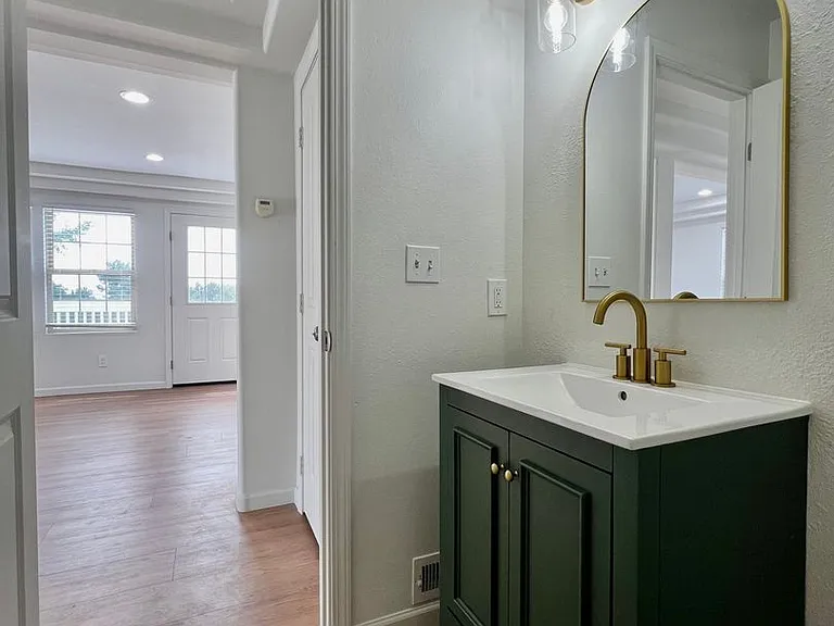 5204 Roza Hill Dr — Photo 5