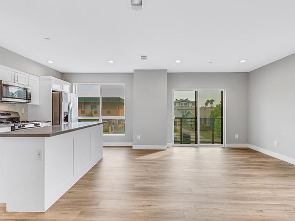 5th image of 523 N Hobart Blvd