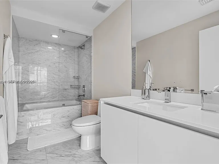 650 NE 32nd St — Photo 4