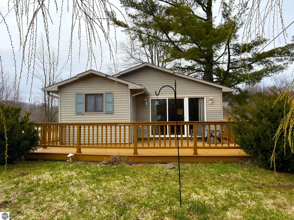 991 E Bellinger Rd, Cedar, MI 49621