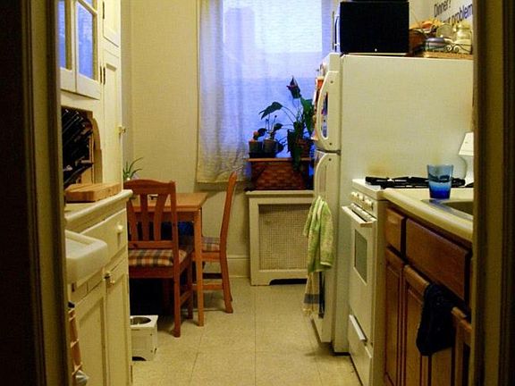 4th image of 407 Woodstock Ave APT 2B