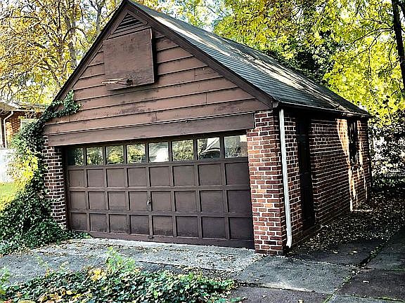 Detached 2 car garage