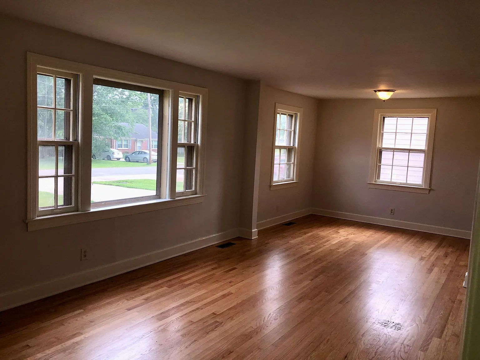 3 bed, 1000 sqft, $1,800 — Photo 3