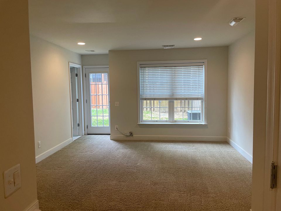 1st Flr Room w/Full Bath