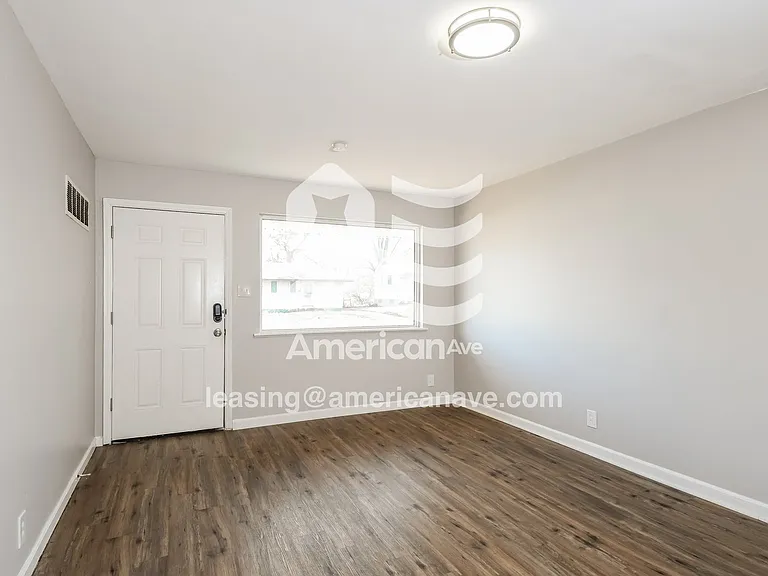 337956_003_wm_-_living_room_13587180.jpg