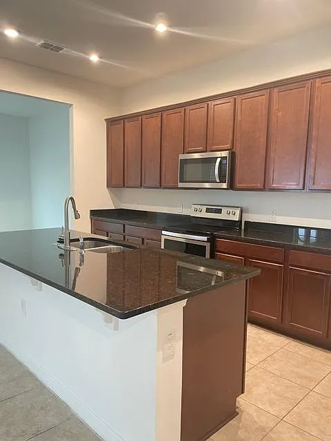 4 bed, 3.5 bath, 3078 sqft, $3,300 — Photo 2