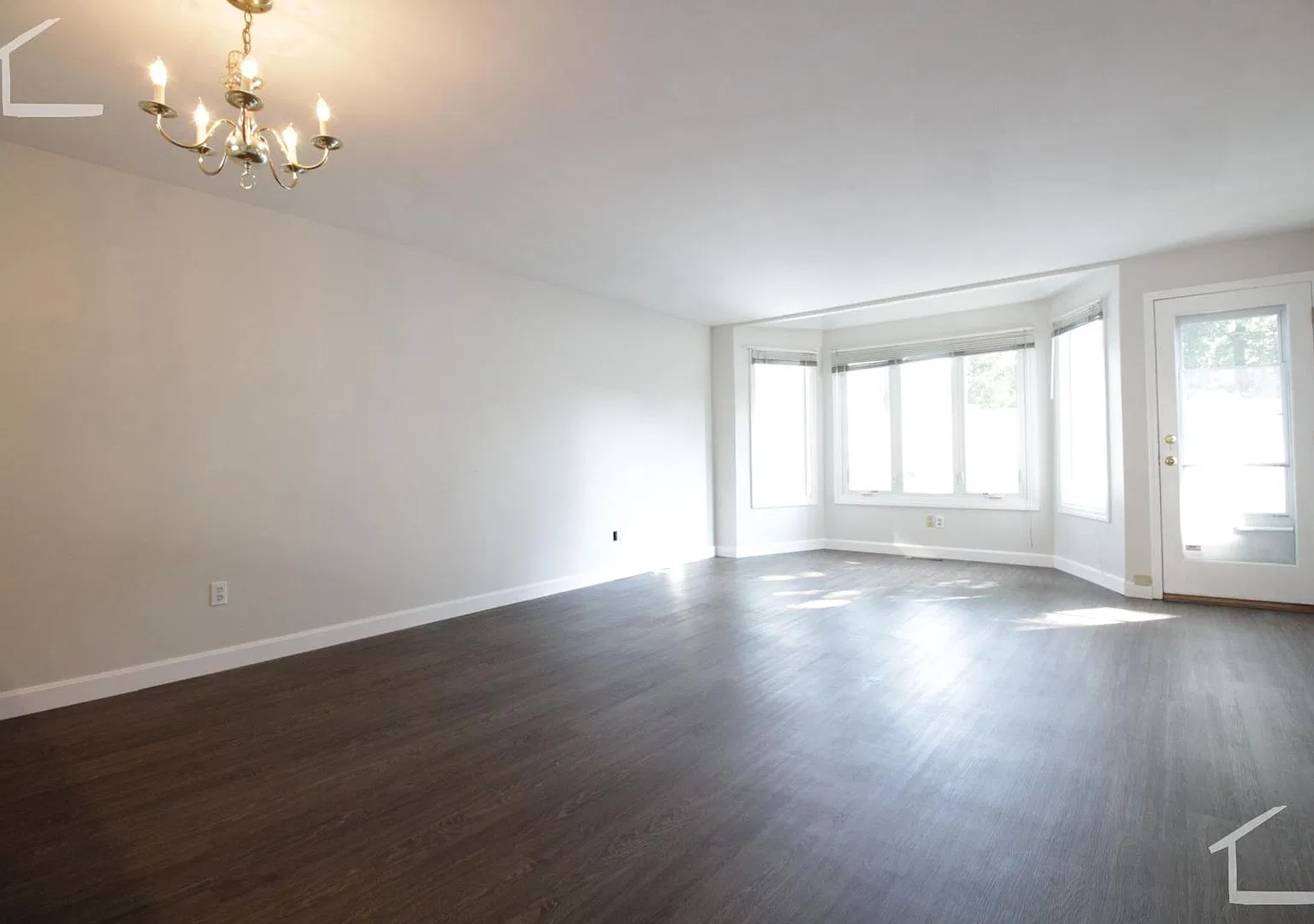 No Brokers Fee. No Security Deposit, Parking Included, Large Fully Renovated Townhouse in Brighto... — Photo 1