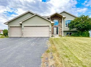 1369 Foxtail Gln, Mayer, MN 55360