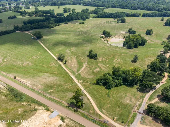 1000 Woolfolk Rd, Senatobia, MS 38668