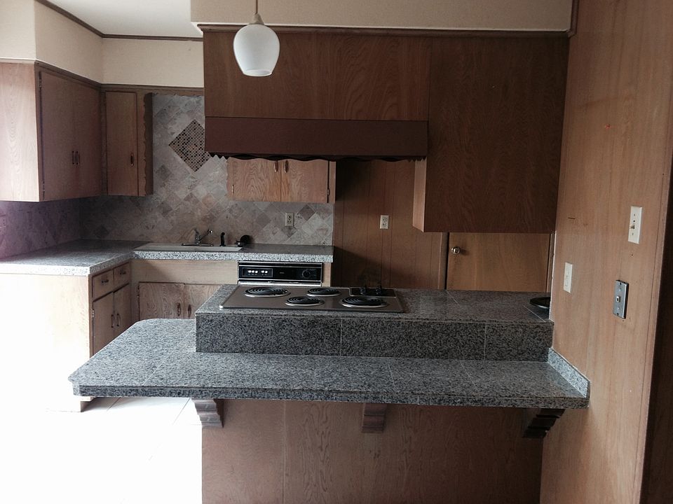 Kitchen w/island