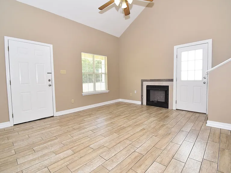 460 E Maryland Ave — Photo 5