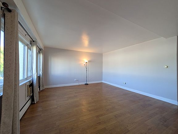 3rd image of 7540 N Ridge Ave #2C