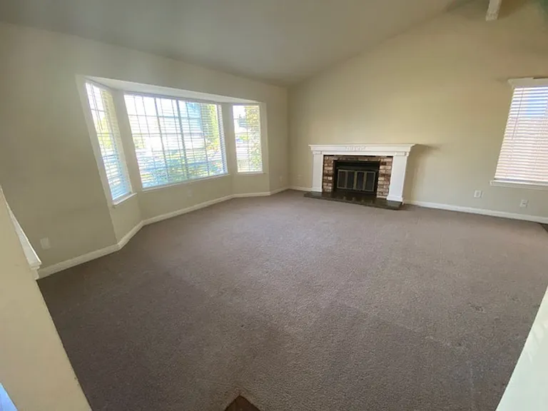 561 Amanda Ct — Photo 18
