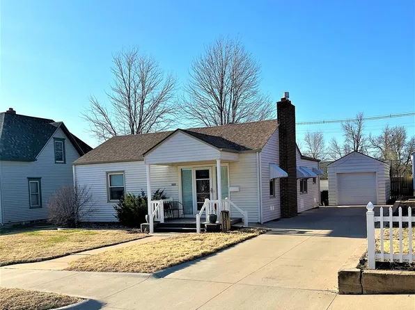 205 E 7th St, Hoisington, KS 67544