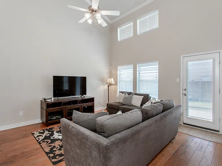 1173 Landon Ln — Photo 3