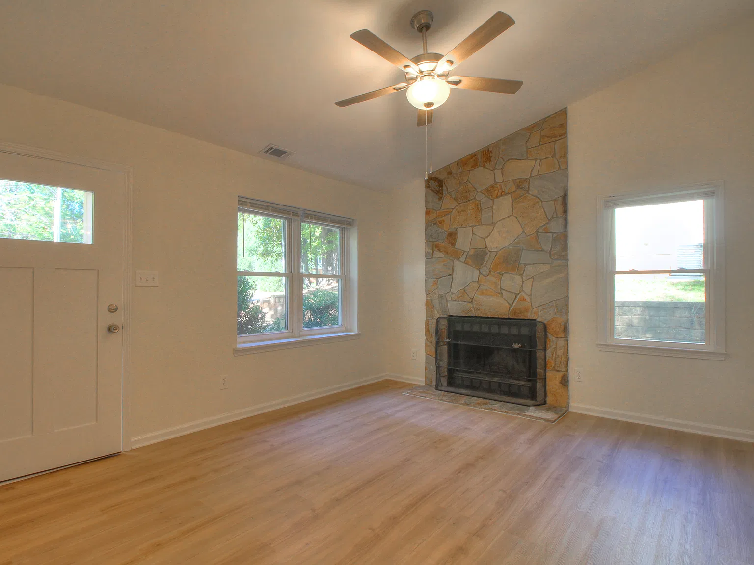 3 bed, 1041 sqft, $1,750 — Photo 2