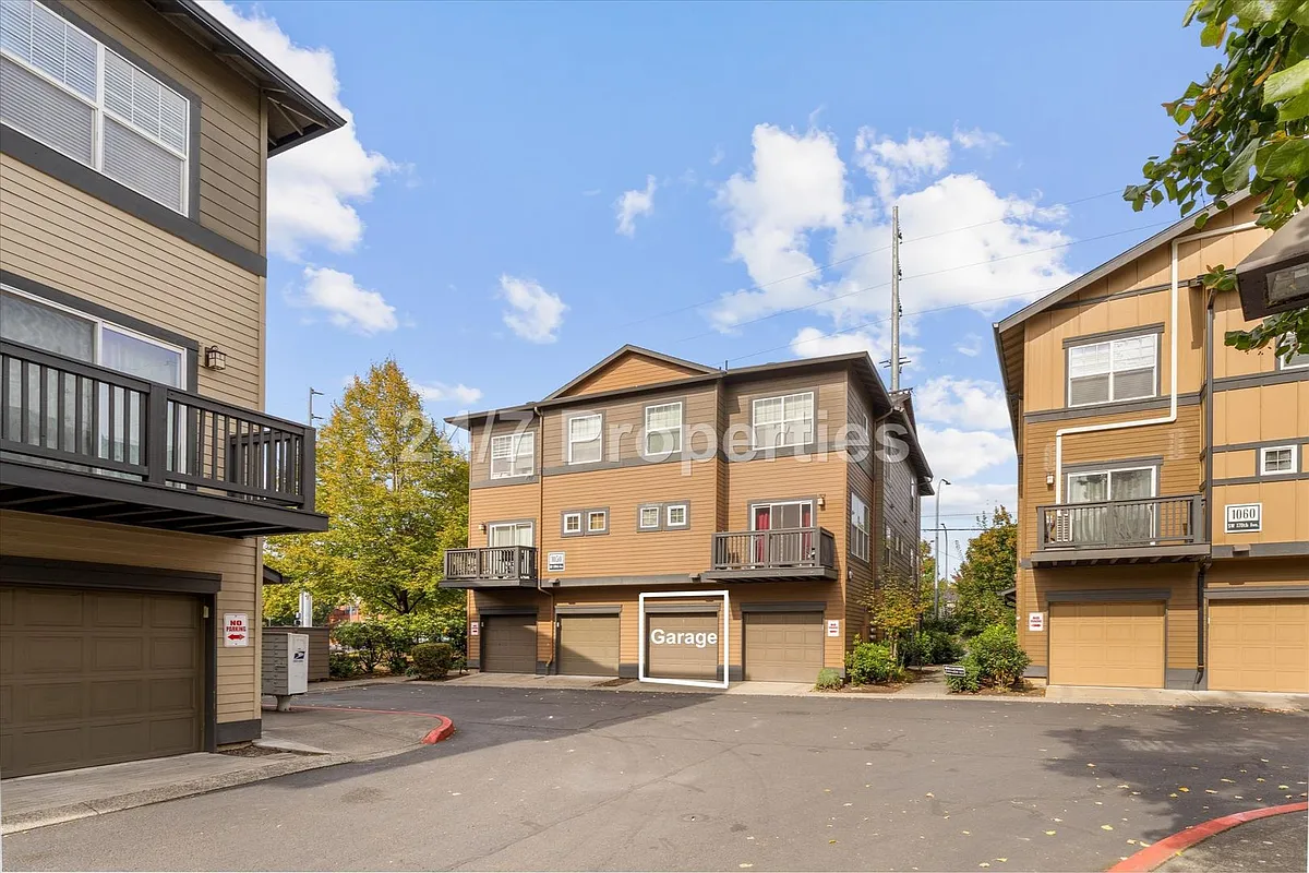 Building Photo - 1050 SW 170th Ave #201