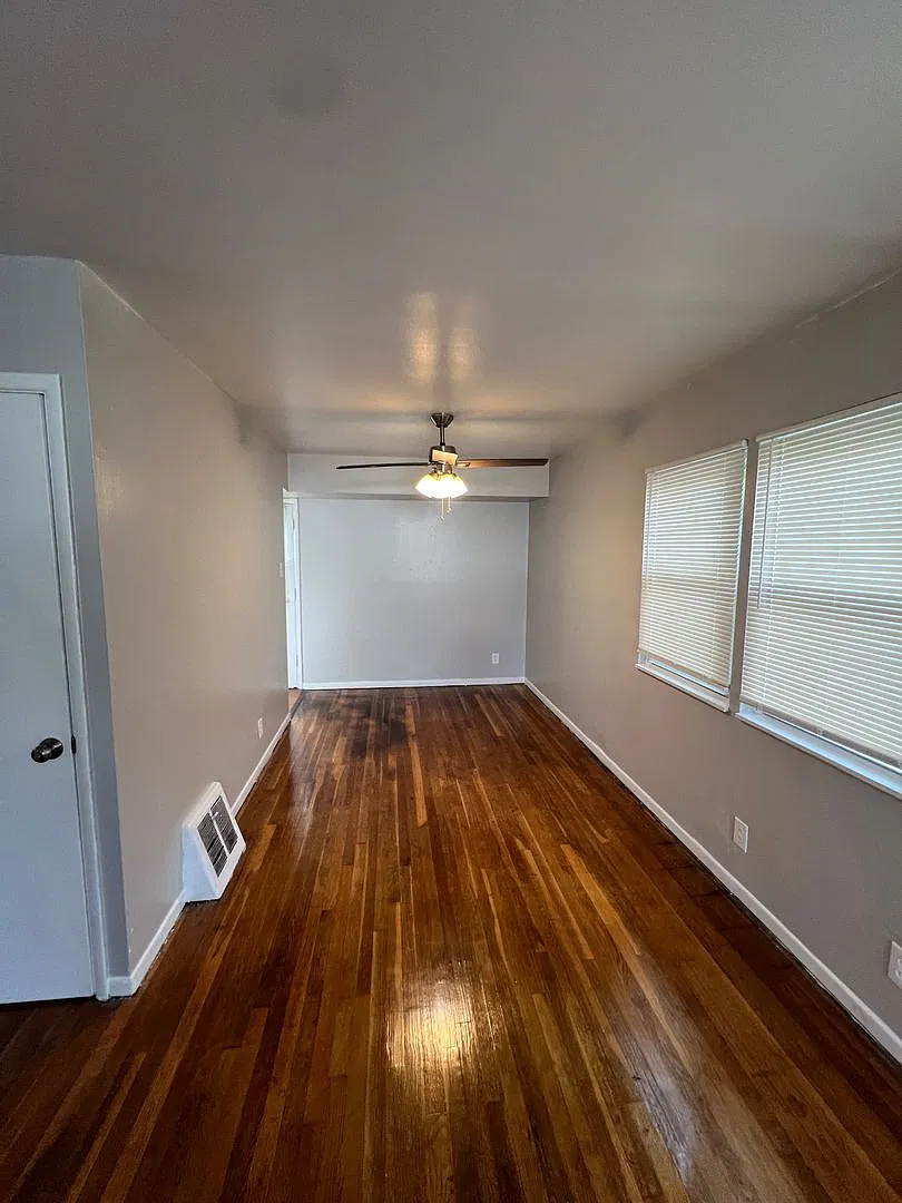 Beautiful! 3 bed 1 bath home with easy to clean hardwood. Clean and Bright! Rent Today — Photo 4