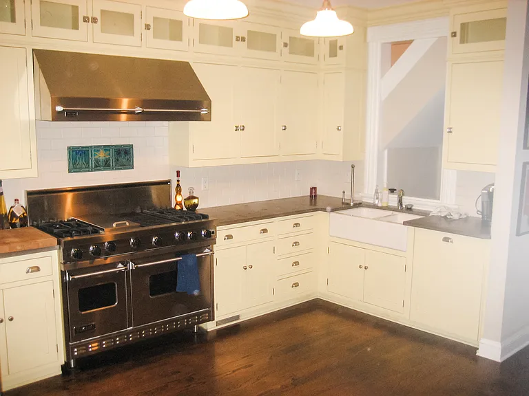 3319 N Southport Ave — Photo 3