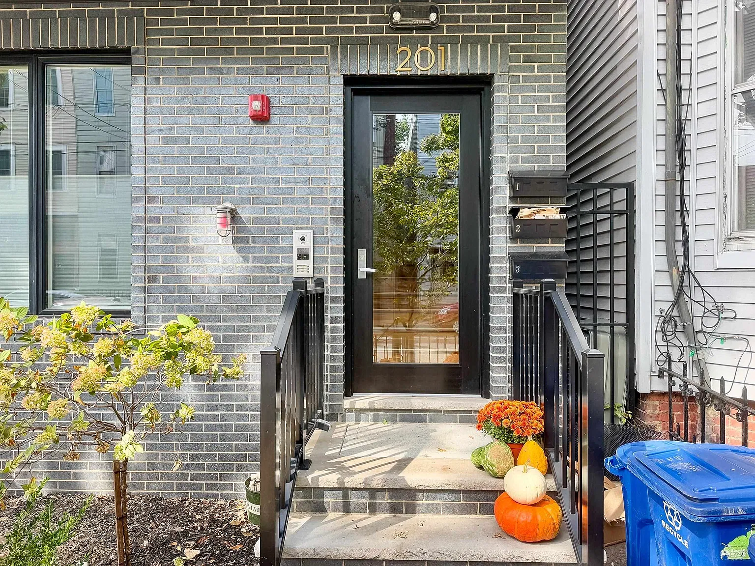 3 bed, 2.0 bath, $5,000 — Photo 2