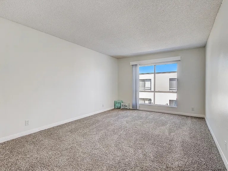 The Californian Apartments- HB — Photo 46