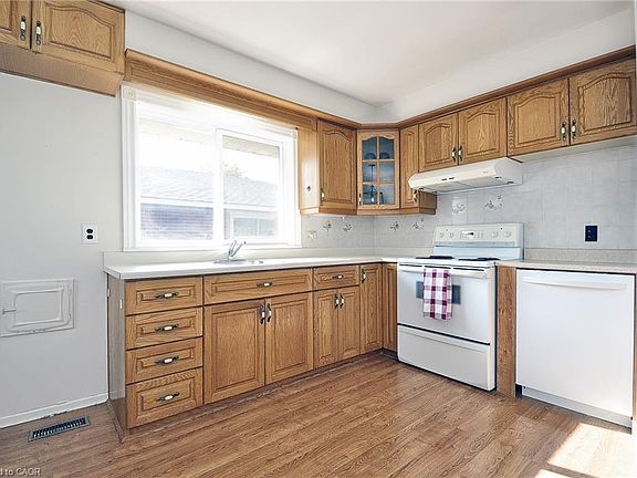 5th image of 16 Broadview Ave