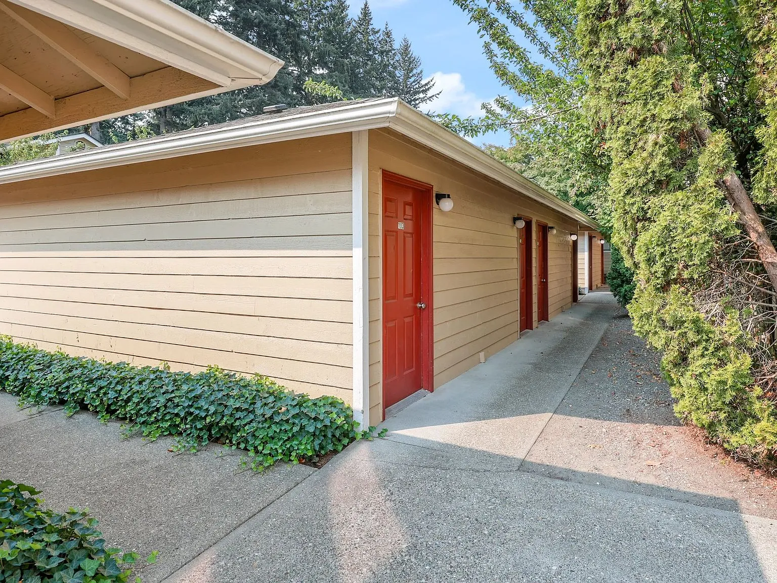 Fairway Lane Apartments — Photo 3