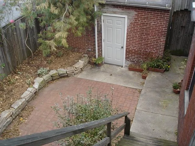 Private courtyard, private access from kitchen door