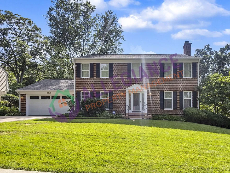 2206 Fort Ward Pl