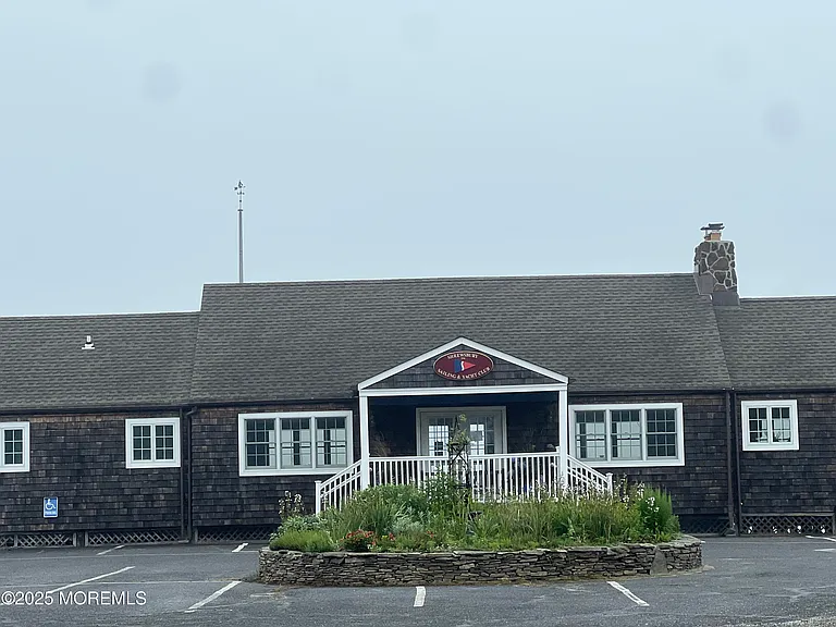 465 Adrian Ave — Photo 17