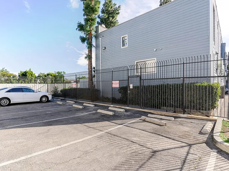 15113 Saticoy St #16 — Photo 23