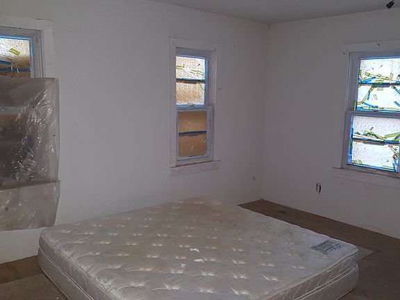 5th image of 213 SW 24th St