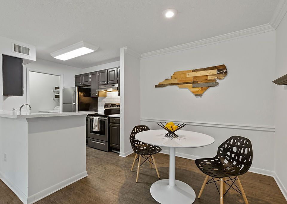 Dining Area-Sherwood Deluxe