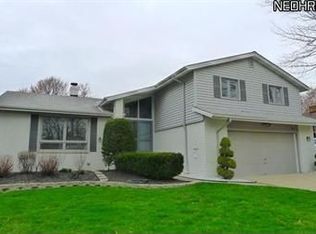 5585 Harleston Dr, Lyndhurst, OH