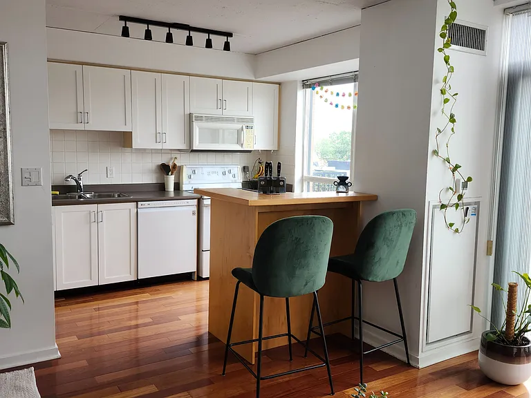 800 King St W #619 — Photo 5