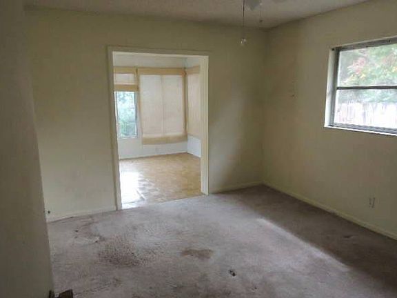 4th image of 2855 Meadow Oak Dr E