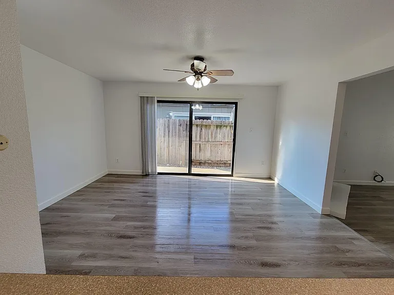 2512 Larkspur Ln — Photo 17