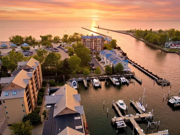 260 Water St #5E, Saint Joseph, MI 49085