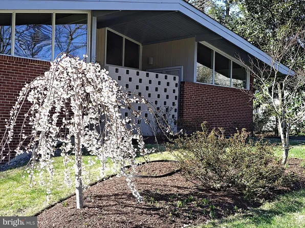 6008 Grosvenor Ln, Bethesda, MD 20814