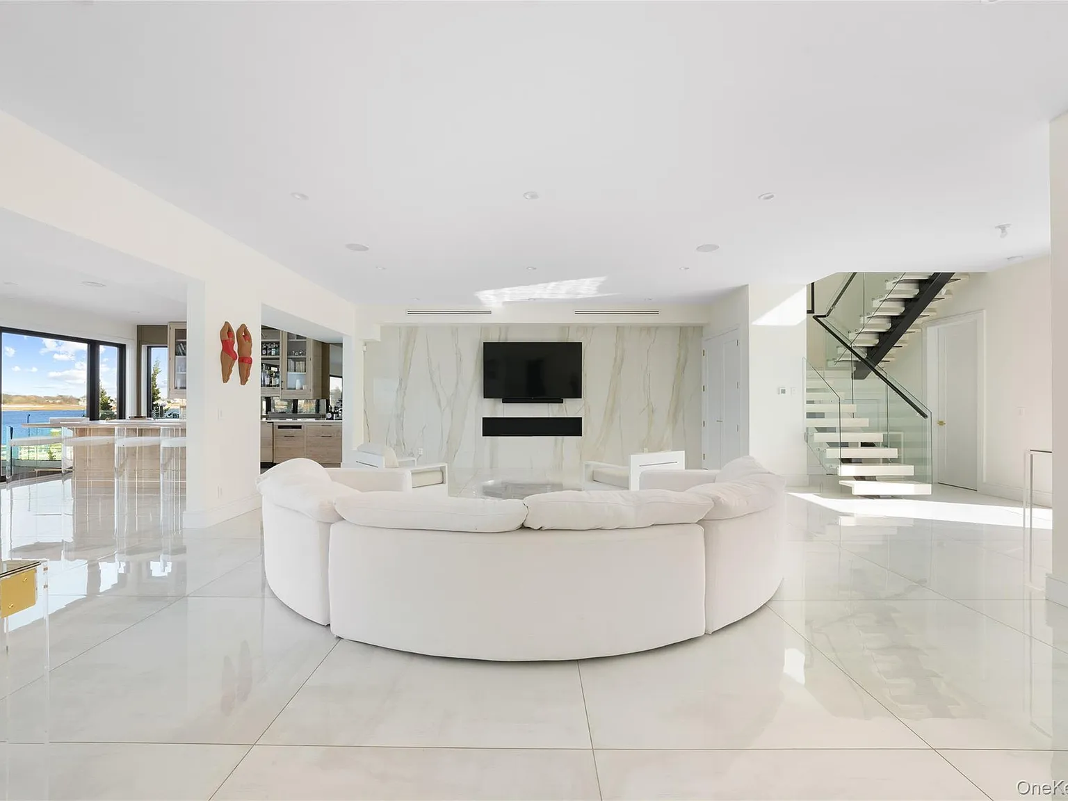 6 bed, 6.5 bath, 8500 sqft, $75,000 — Photo 2