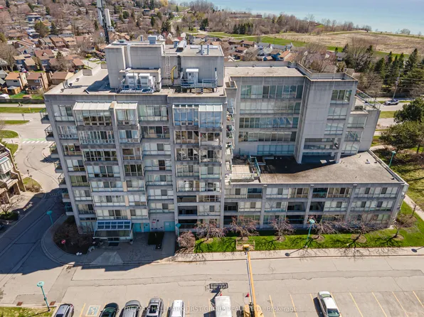 25 Cumberland Ln #110, Ajax, ON L1S 7K1