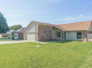 9204 Apple Dr, Midwest City, OK 73130