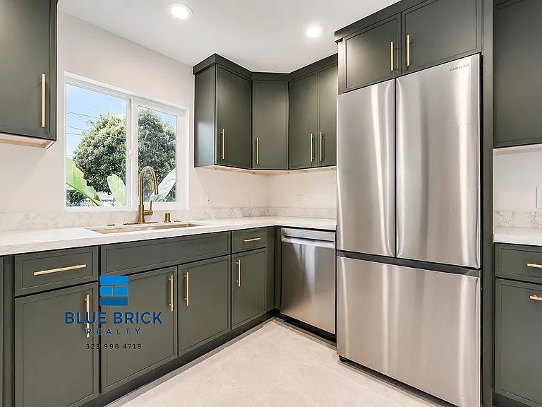 5622 Radford Ave — Photo 2