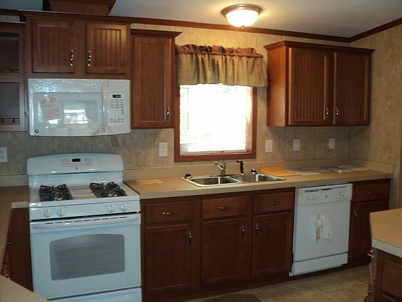 3rd image of 15 Pinegrove Dr