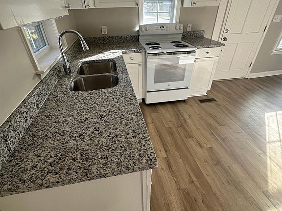 2nd image of 2222 Bradley St