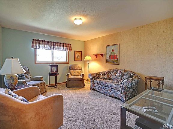 5th image of 381 Lorna Ln