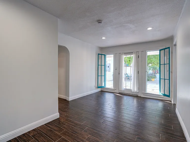 1476 N Wilson Ave — Photo 7