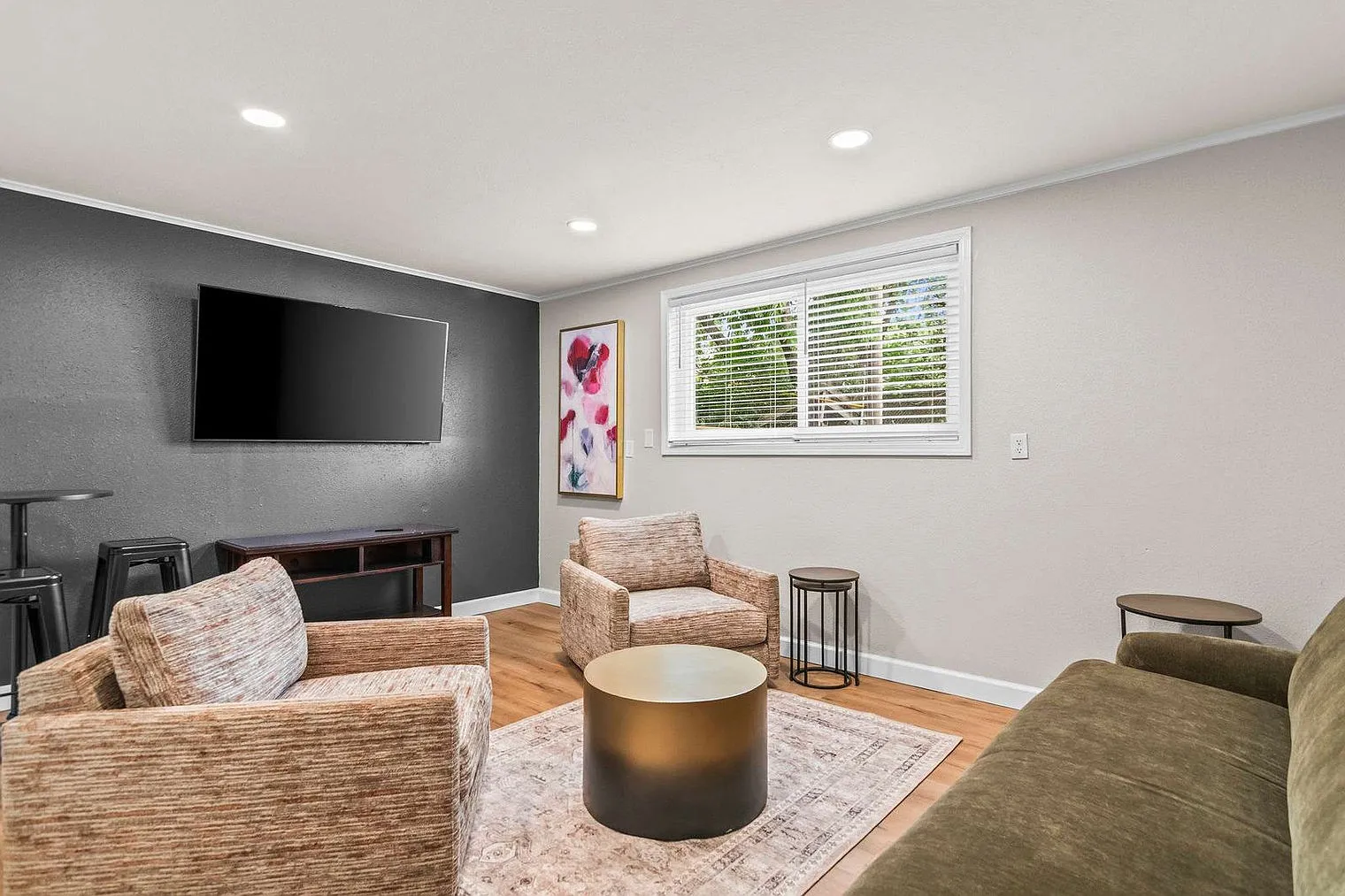 1 bed, 1.0 bath, 990 sqft, $1,993 — Photo 2