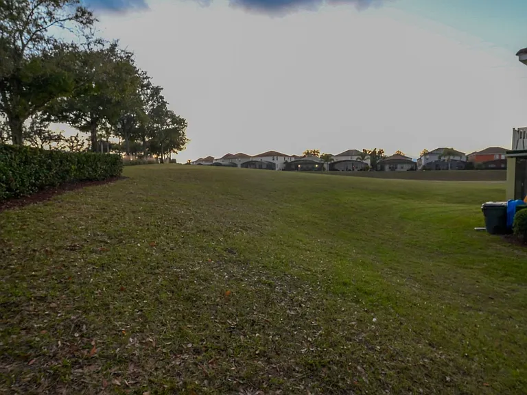 704 Monroe Cir #D — Photo 37
