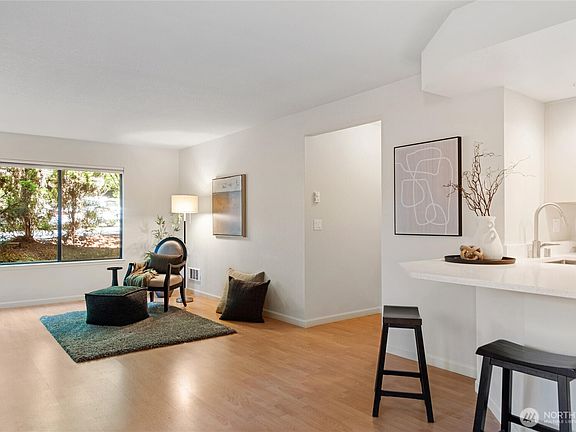 5th image of 1354 Bellevue Way NE #3